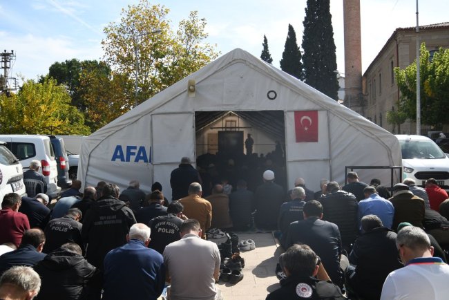 Depremin merkezi Sındırgı'da cuma namazı Şerifpaşa Meydanı'nda kılındı