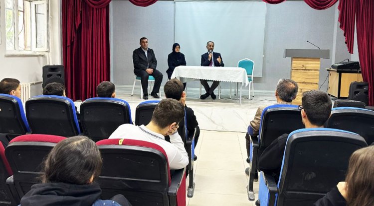 Van'da gençlere yönelik "5 soru 5 cevap" konferansları başladı