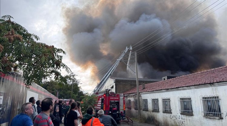 İzmir'de depoda çıkan yangına müdahale ediliyor