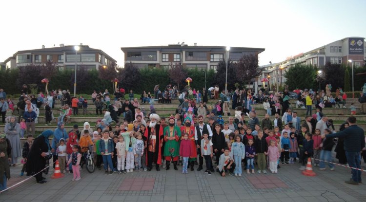 Geleneksel karakterleri canlandıran imamlar çocuklara milli ve manevi değerleri tiyatroyla anlatıyor