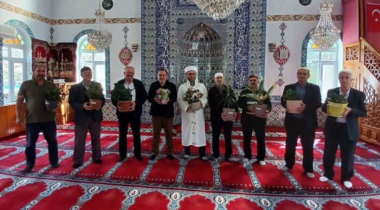 Din görevlisi Caner, çiçeklerle cemaati camiye bağladı