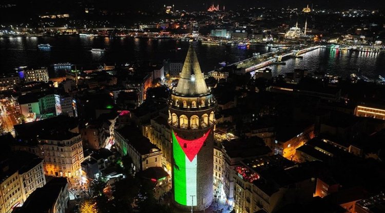 Galata Kulesi'ne Filistin bayrağı yansıtıldı