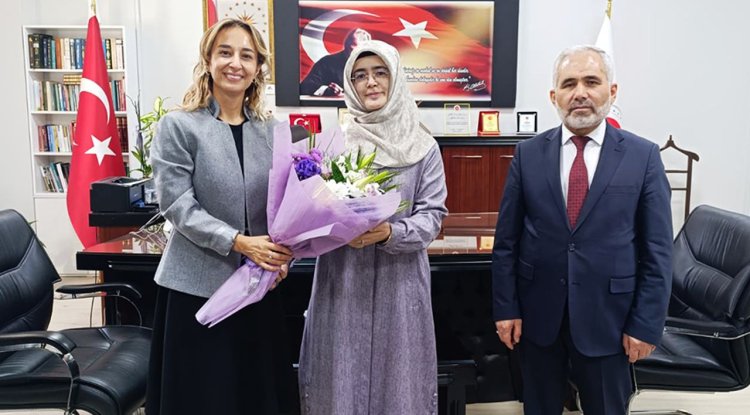 Vali eşinden din görevlilerine anlamlı ziyaret