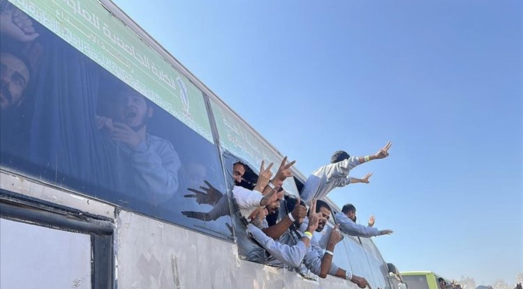 İşgalci hapishanelerinden serbest kalan Filistinli esirler aileleriyle kavuşma anını heyecanla bekliyor