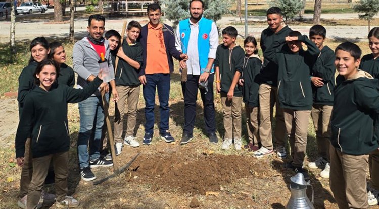 Pütürge'de öğrenciler Gazze için fidan dikti
