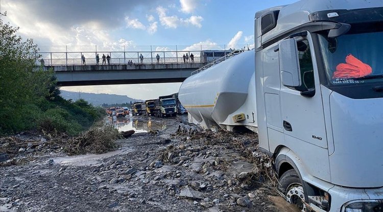 Hatay'da sağanak nedeniyle Toprakkale-İskenderun Otoyolu'nda araçlar mahsur kaldı