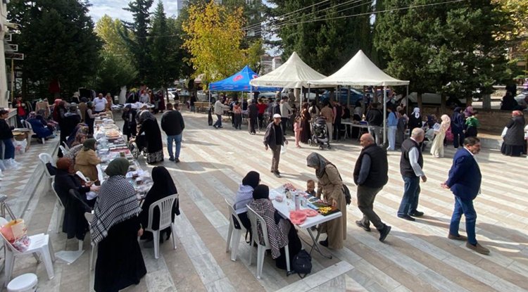 Gediz'de hayır çarşısı yoğun ilgi gördü