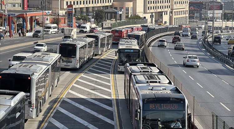 Küçükçekmece'de 2 metrobüsün çarpıştığı kazada 1 kişi yaralandı