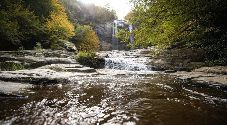 Fay kırığıyla oluşan Suuçtu Şelalesi sonbahar renkleriyle ziyaretçilerini karşılıyor