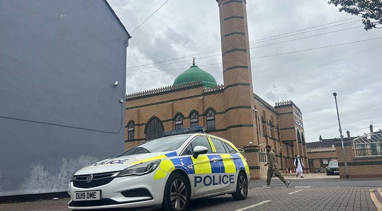 İngiltere'de art arda görülen cami saldırılarında siyasetin payı var