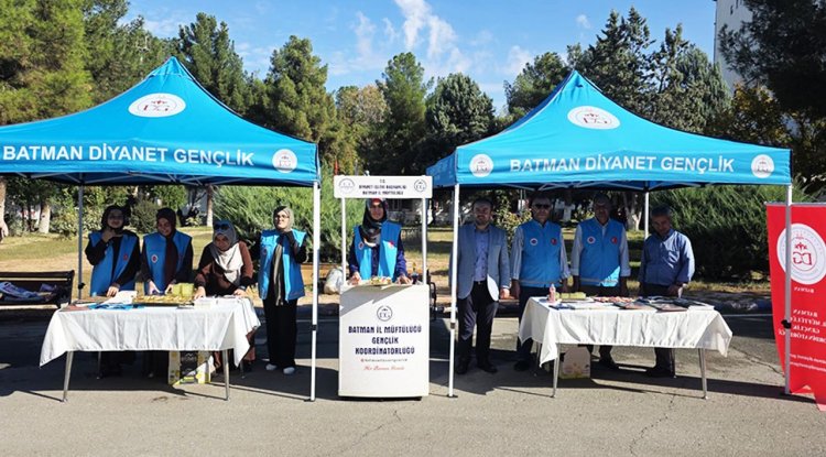 Müftülük kurduğu stantla gençlere rehberlik ediyor