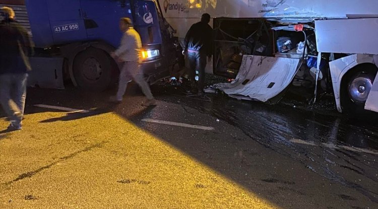 Bilecik'te tur otobüsü ile tır çarpıştı, 20 kişi yaralandı