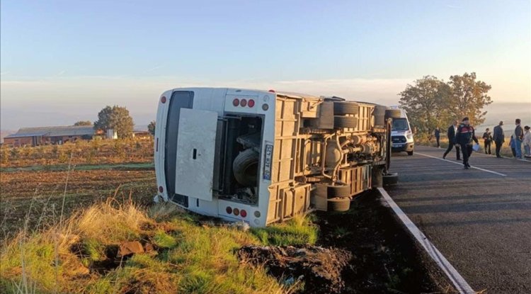 Uşak'ta tarım işçilerini taşıyan midibüsün devrilmesi sonucu 23 kişi yaralandı
