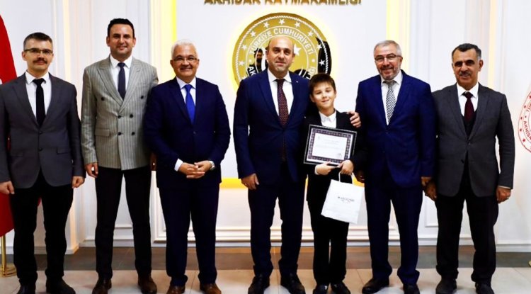 Akhisar Kaymakamı Can, Türkiye üçüncüsü hafızı ödüllendirdi