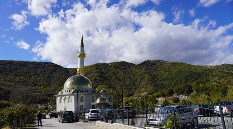 Bulgaristan'da 'Rodop Dağları'nın İncisi' Altın Camii, imece usulüyle inşa edildi