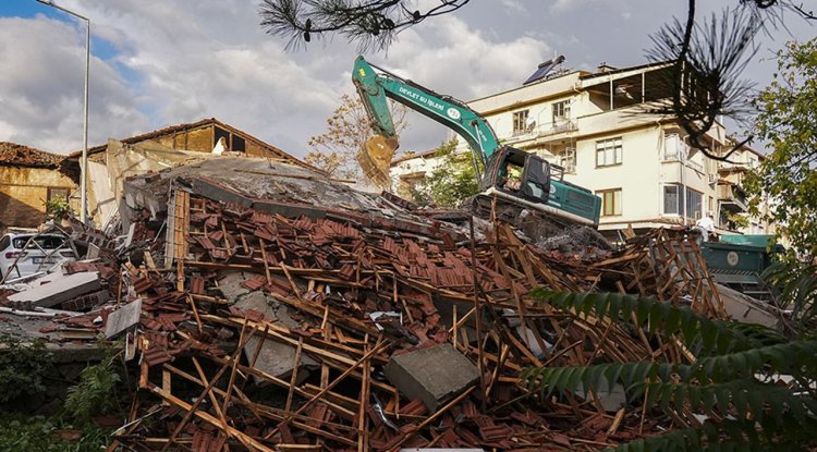 Balıkesir Sındırgı merkezli depremde yıkılan binaların enkazı kaldırılıyor