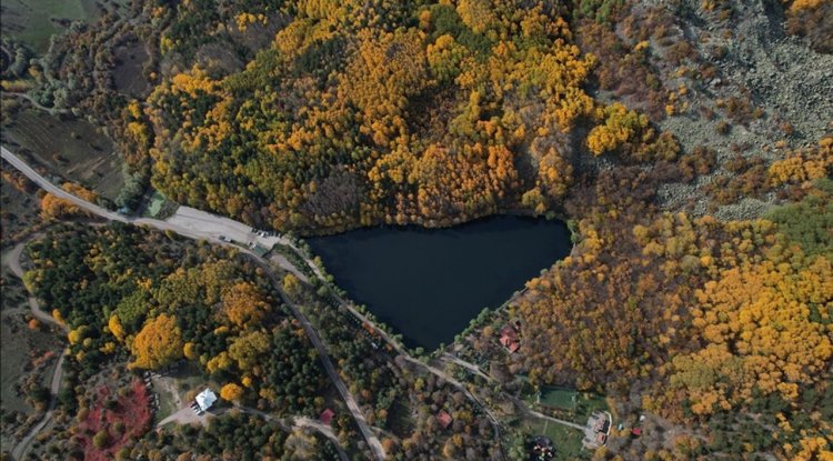 Ankara'daki Karagöl Tabiat Parkı sonbahar renklerine büründü