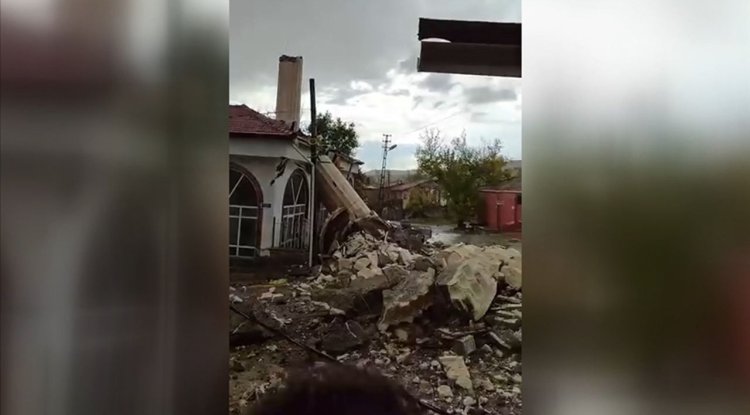 Ankara'da etkili olan fırtına nedeniyle bir caminin minaresi yıkıldı