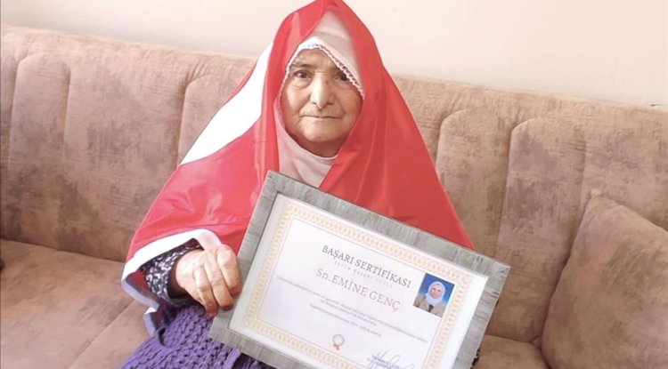 Malatya'da 88 yaşında okuma yazma öğrenen kadına başarı belgesi verildi
