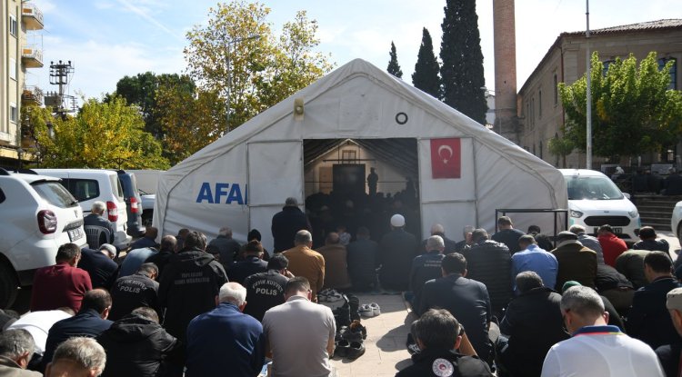 Depremin merkezi Sındırgı'da cuma namazı Şerifpaşa Meydanı'nda kılındı