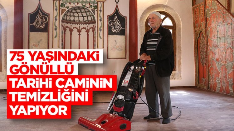 Yozgat'ta 75 yaşındaki gönüllü, tarihi caminin temizliğini yapıyor