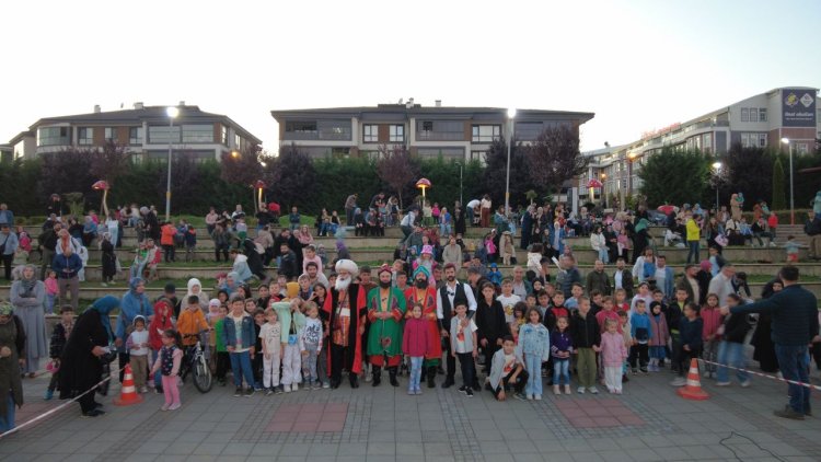 Geleneksel karakterleri canlandıran imamlar çocuklara milli ve manevi değerleri tiyatroyla anlatıyor