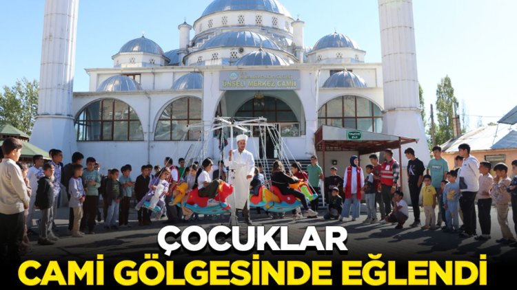 Van'da çocuklar cami gölgesinde eğlendi