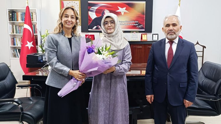 Vali eşinden din görevlilerine anlamlı ziyaret