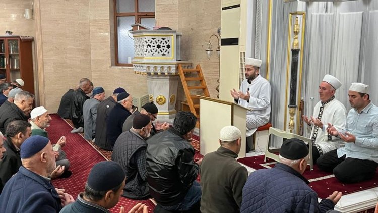 Esenler'de sabah namazı buluşmalarında ellere semaya kalktı