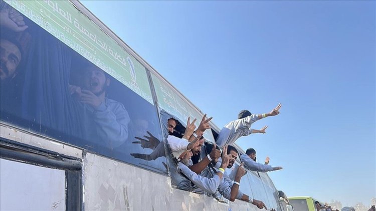 İşgalci hapishanelerinden serbest kalan Filistinli esirler aileleriyle kavuşma anını heyecanla bekliyor
