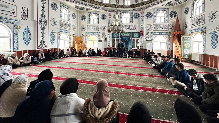 Van'da öğrenciler camide buluştu