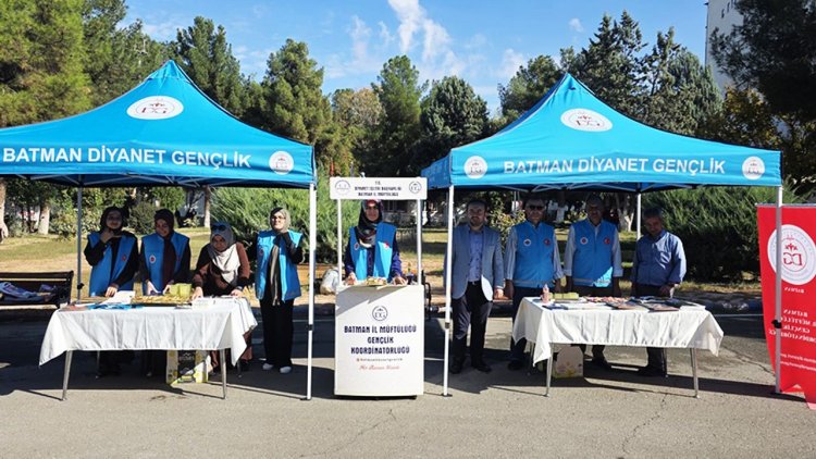 Müftülük kurduğu stantla gençlere rehberlik ediyor