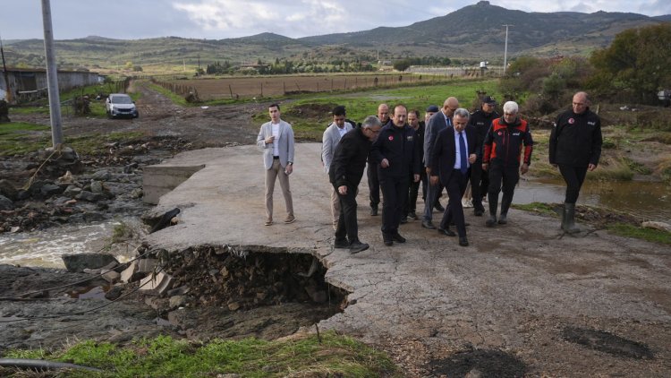 İzmir Foça'da selde kaybolan kişiyi arama çalışmaları sürüyor