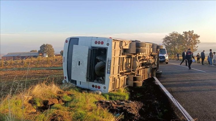 Uşak'ta tarım işçilerini taşıyan midibüsün devrilmesi sonucu 23 kişi yaralandı