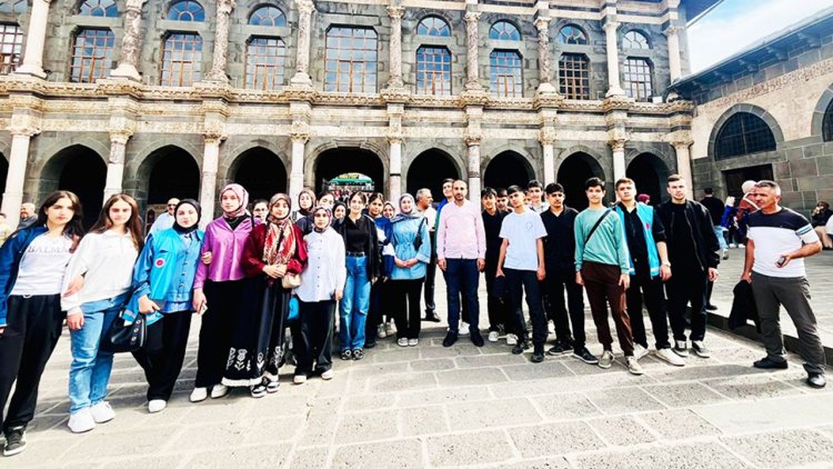 Çelikhan Diyanet Gençlik'ten Diyarbakır'a kültürel gezi