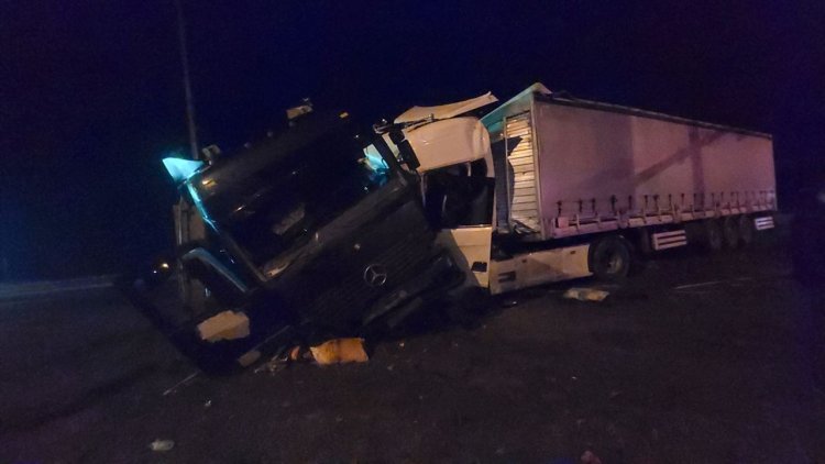 Amasya'da iki tırın çarpıştığı kazada 3 kişi yaralandı