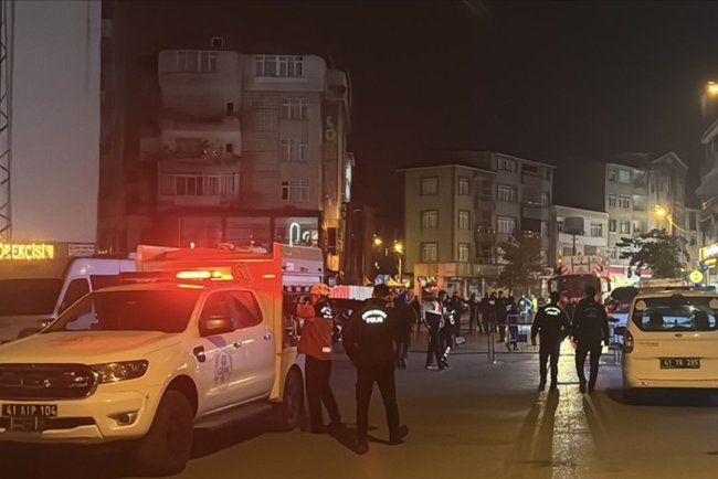 Kocaeli'de çöken apartmanın yakınındaki 3 bina daha tedbiren boşaltıldı