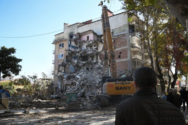 Sındırgı'da ağır hasarlı binaların yıkımı ve enkaz kaldırma işlemleri devam ediyor