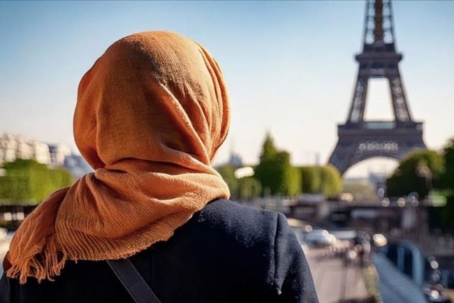 Fransız meclisindeki başörtülü ziyaretçilere gelen tepkiler, ülkedeki İslamofobi'yi gündeme getirdi