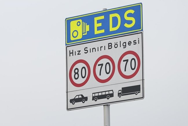 Kara yollarındaki sadeleştirme kapsamında yaklaşık 33 bin hız levhası kaldırıldı