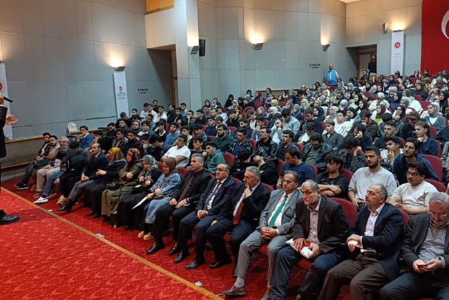 Trabzon'da gençler, din görevlileriyle okuyor