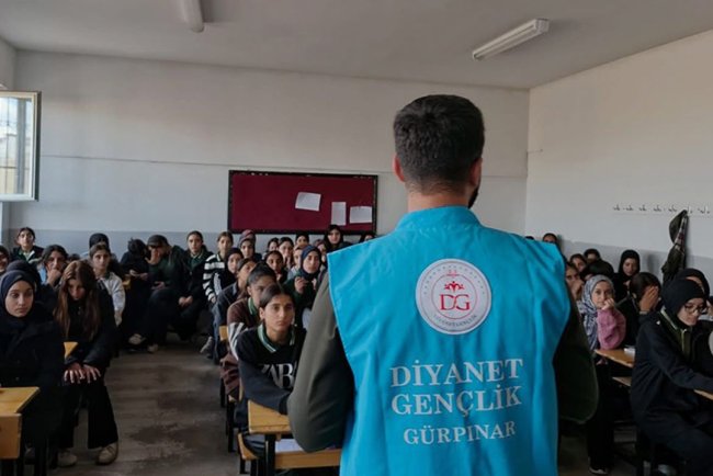 Gürpınar'da "Gençliğe Değer" konferansları sürüyor