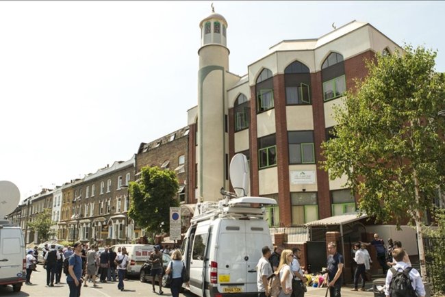 İngiltere'de son 3 ayda 25 cami, 27 kez saldırıya uğradı