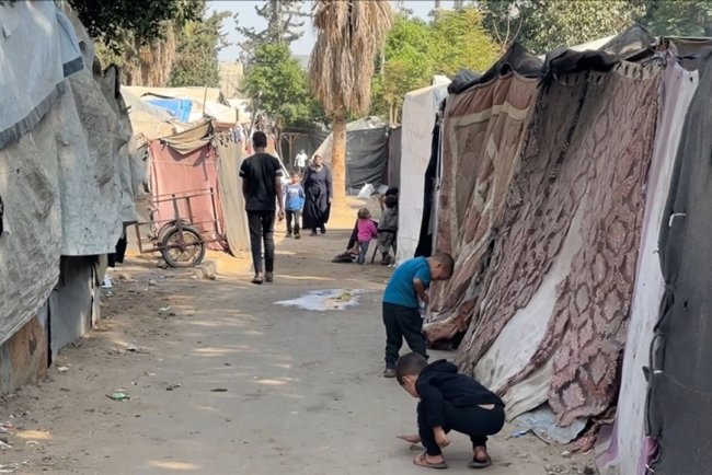 Gazze'de yıpranmış çadırlarda kışı bekleyen binlerce Filistinli "acil" çadır istiyor