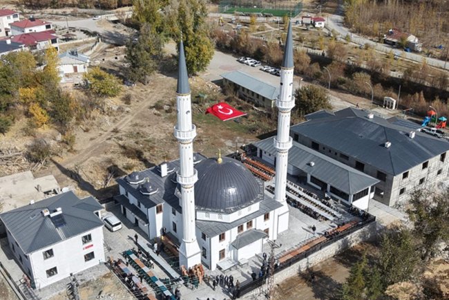 Elbistan'da depremde yıkılan cami yeniden inşa edilerek ibadete açıldı