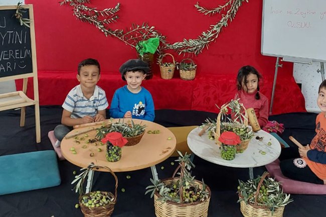 Anamur'da miniklerden 'zeytin kırma' etkinliği