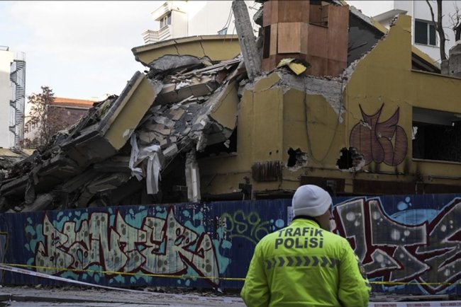 Ankara'da kontrollü yıkımı yapılan 5 katlı atıl bina çöktü