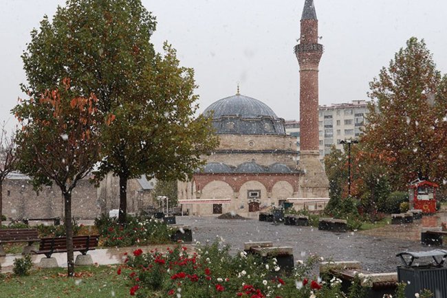 Sivas'a mevsimin ilk karı yağdı