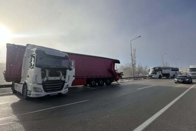 Erzurum'da yolcu otobüsü ile tırın çarpıştığı kazada 11 kişi yaralandı
