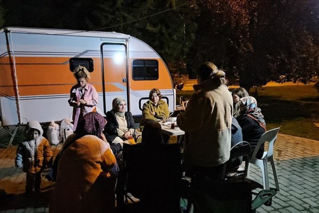 Balıkesir Sındırgı'da sarsıntılar nedeniyle evlerine giremeyenler karavanları tercih ediyor